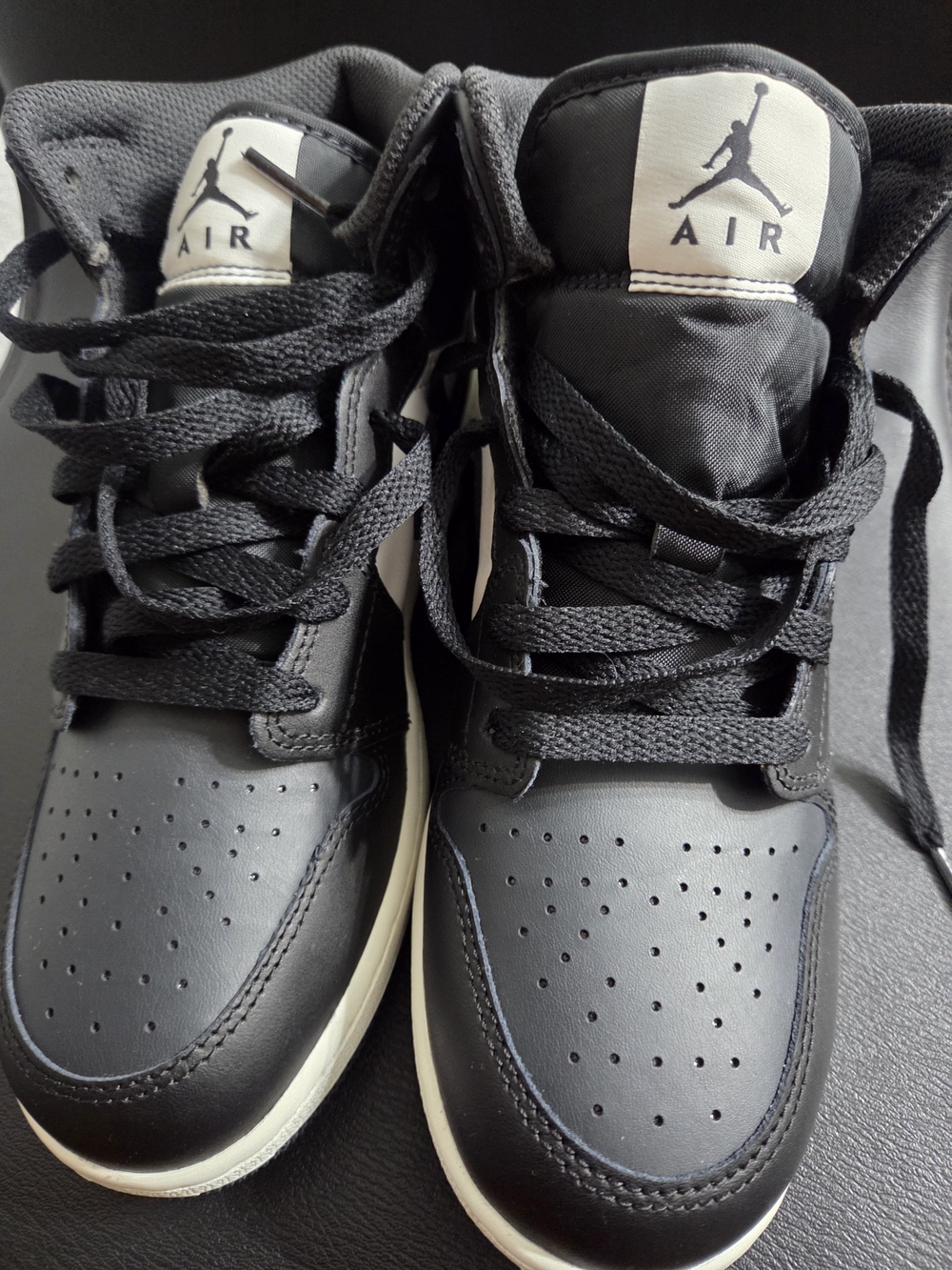 Boys Air Jordan 1 MidOff Noir Toe Size. 6.5Y